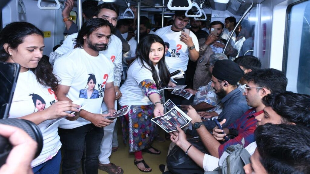 ‘वोट चोरी’ के खिलाफ सड़क पर उतरी मुंबई युवा कांग्रेस : मेट्रो-लोकल ट्रेनों में चलाया जनजागरण अभियान