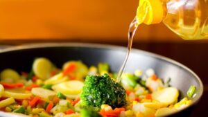 ईरान-इजराइल युद्ध का साइड इफेक्ट : सिलेंडर के बाद खाद्य तेल भी महंगा