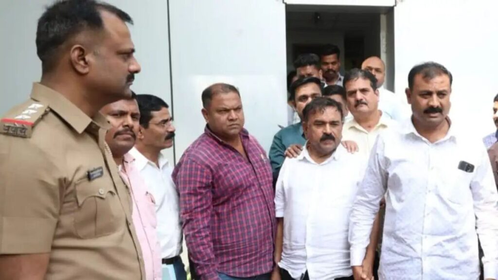 ‘कैप्टन फाइल’ : जेल में भी जारी है ढोंगी तांत्रिक खरात की बाबागिरी!