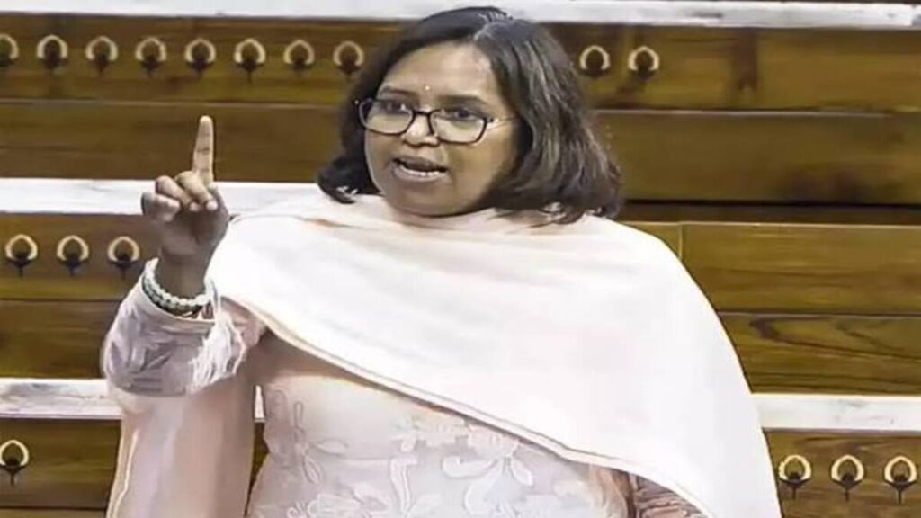 धारावी पुनर्विकास में ‘घोटाला और वसूली का खेल’: सांसद वर्षा साधा ने मोदी सरकार पर निशाना