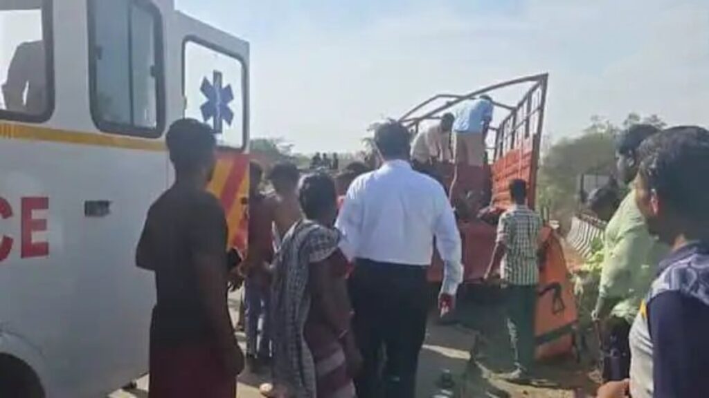 बारातियों से भरे ट्रक को कंटेनर ने मारी टक्कर : हादसे में 13 की दर्दनाक मौत