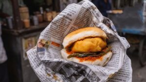 अखबार में खाद्य पदार्थ परोसने वालों पर FDA का डंडा : 26 प्रतिष्ठानों पर हुई कार्रवाई