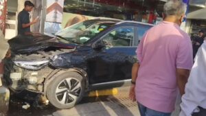 विले पार्ले में इलेक्ट्रिक कार की टक्कर : महिला की मौत, दो घायल