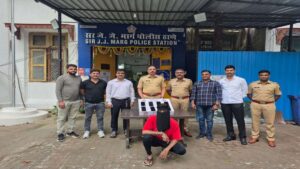 जे.जे. अस्पताल में मोबाइल चुराने वाला शातिर गिरफ्तार : 7 मोबाइल बरामद