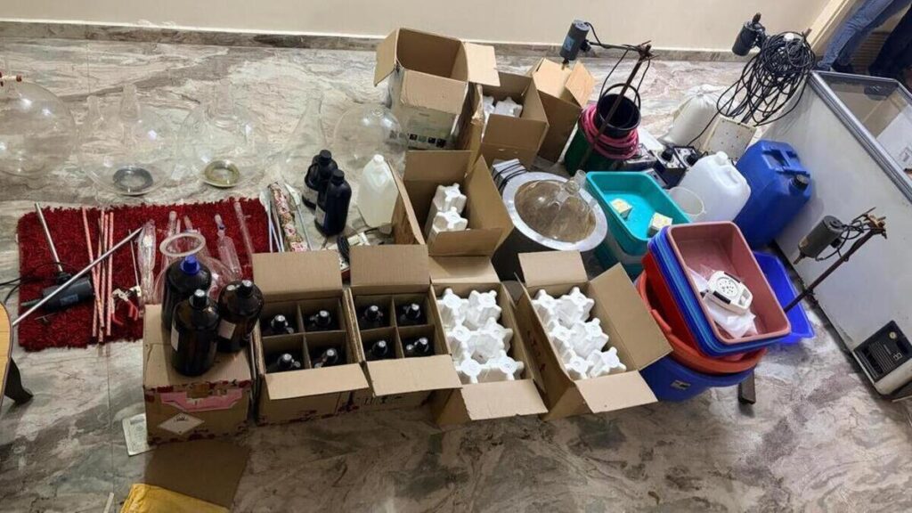 मुंबई पुलिस की बड़ी कार्रवाई : गुजरात में किया एमडी ड्रग फैक्ट्री का भंडाफोड़
