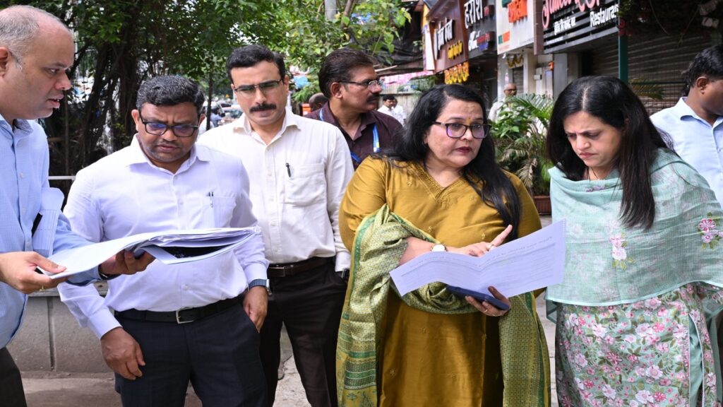 पदपथों पर रैम्प और अतिक्रमण हटाएं